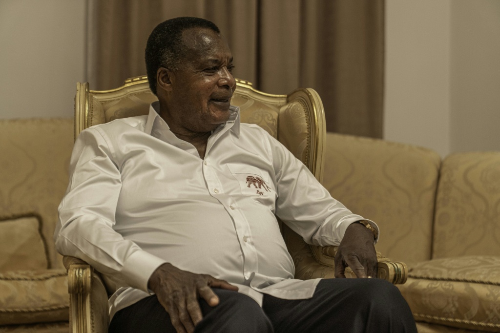 Le Président du Congo-Brazzaville Denis Sassou Nguesso sourit lors d'un entretien avec l'AFP le 1er mars 2026, à Dolisie (sud).