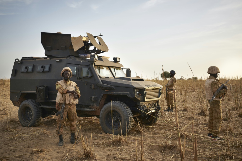 Des soldats en patrouille dans la région du Soum, le long de la frontière avec le Mali, le 9 novembre 2019 dans le nord du Burkina Faso.