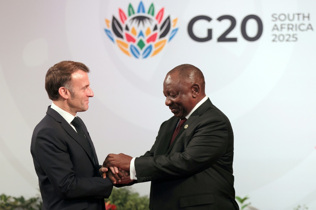 Le Président sud-africain Cyril Ramaphosa accueille son homologue français Emmanuel Macron à l'ouverture du Sommet des dirigeants du G20 à Johannesburg, le 22 novembre 2025.