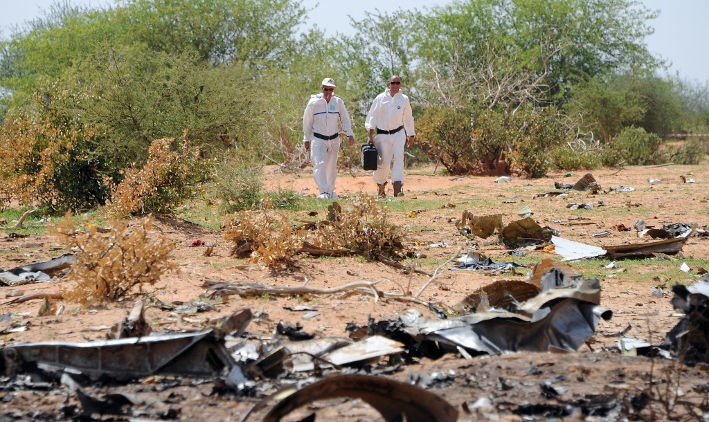 Des enquêteurs recueillent des preuves sur le lieu du crash du vol AH5017 d'Air Algérie dans la région de Gossi, au Mali, le 29 juillet 2014.