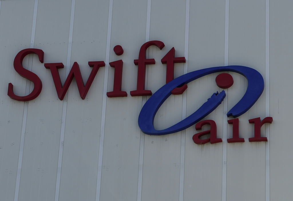 Le logo de la compagnie aérienne espagnole Swiftair à Madrid, le 24 juillet 2014, après la disparition au-dessus de l'Afrique d'un MD-83 d'Air Algérie, loué par Swiftair.