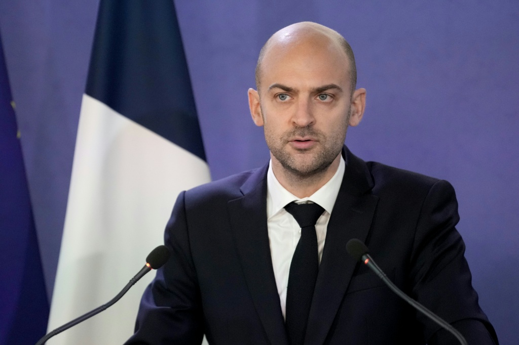 Le ministre français des Affaires étrangères, Jean-Noël Barrot, en conférence de presse le 2 mars 2026 à Paris.