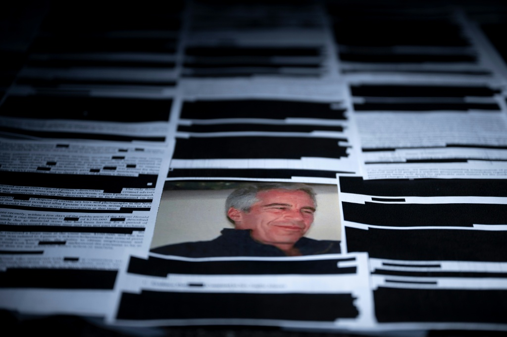 Photo d'illustration de documents expurgés des archives de la bibliothèque Epstein, publiés par le Département américain de la Justice à Washington, le 18 février 2026.