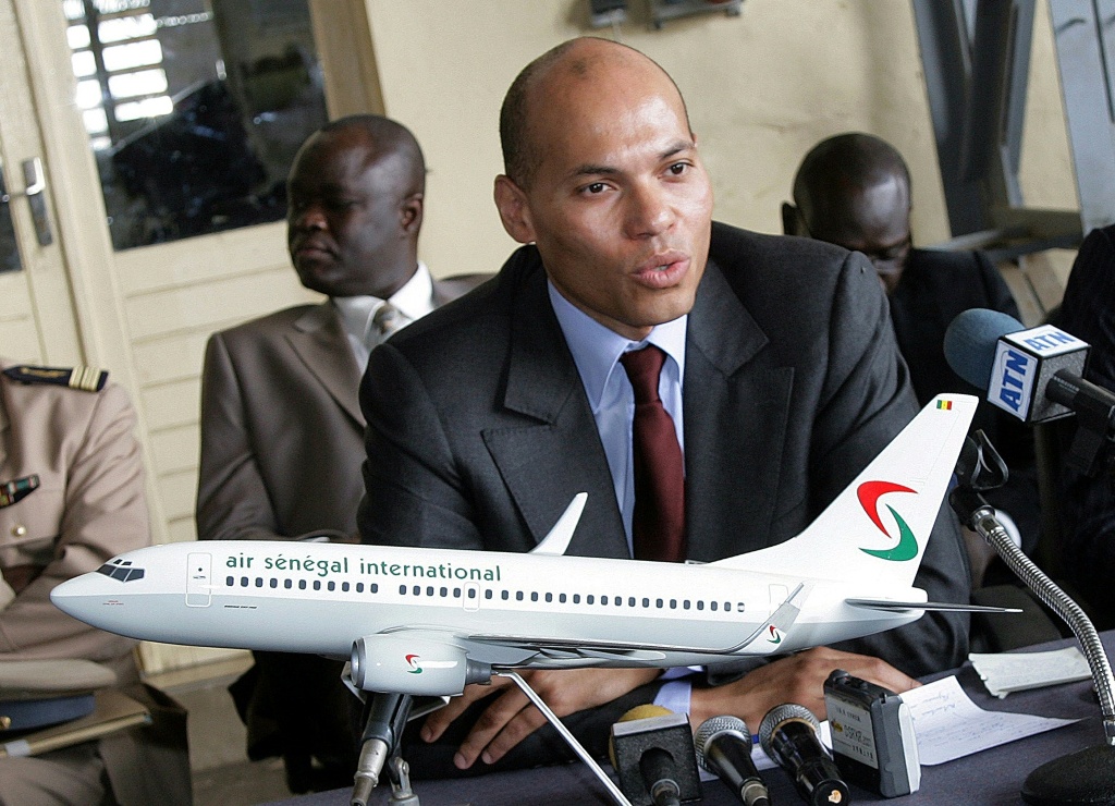 Karim Wade (c), fils du Président sénégalais Abdoulaye Wade, récemment nommé ministre d'État à la Coopération internationale, en charge des Travaux publics, des Infrastructures et du Transport aérien, le 6 mai 2009 au siège d'Air Sénégal International (ASI) à Dakar.
