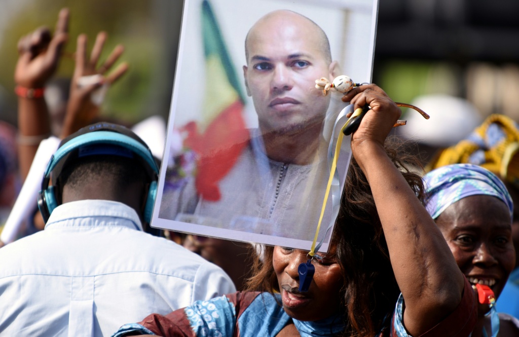 Un portrait de Karim Wade, ancien ministre et fils de l'ancien Président sénégalais Abdoulaye Wade, lors d'un rassemblement de l'opposition, le 4 février 2015 à Dakar.