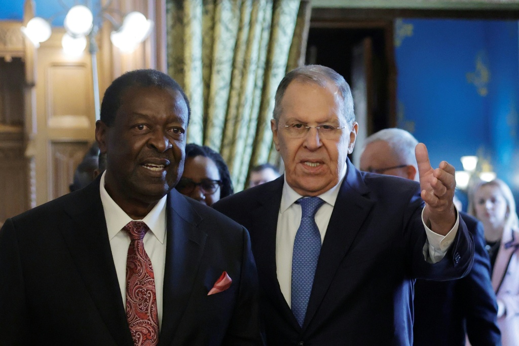 Le ministre kényan des Affaires étrangères Musalia Mudavadi (g) lors d'une réunion avec son homologue russe Sergueï Lavrov à Moscou, le 16 mars 2026.