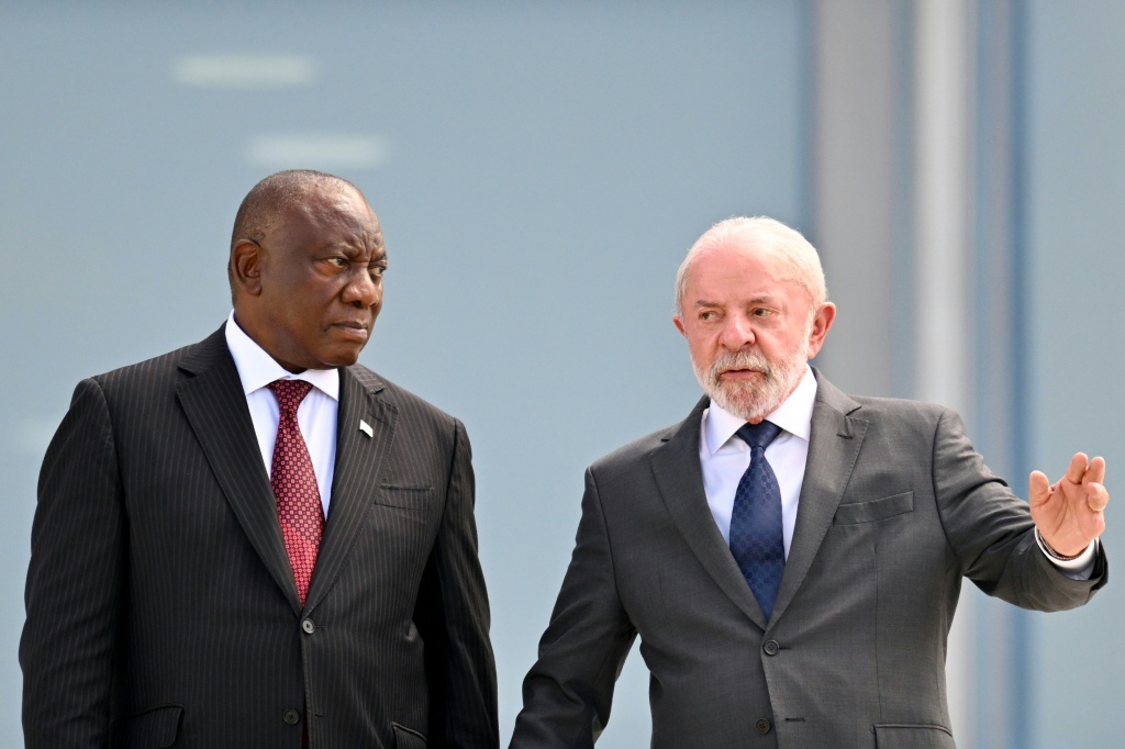 Le Président brésilien Luiz Inacio Lula da Silva, à droite, et le Président sud-africain Cyril Ramaphosa, à gauche, à Brasilia, le 9 mars 2026.
