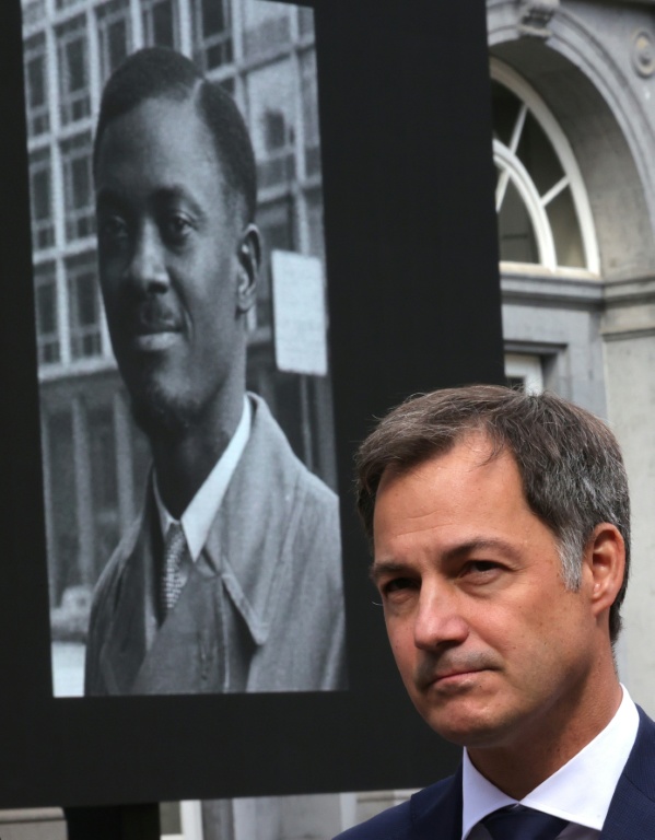 Alexander De Croo, à l'époque Premier ministre belge, devant un portrait géant de Patrice Lumumba, héros de l'indépendance congolaise, le 20 juin 2022 à Bruxelles.