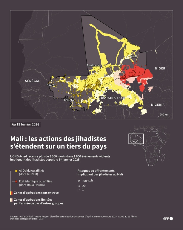 Carte du Mali et des pays frontaliers indiquant les zones où opèrent Al-Qaida, l'Etat islamique ou des groupes jihadistes qui leur sont affiliés, et les lieux des attaques menées par ces groupes.