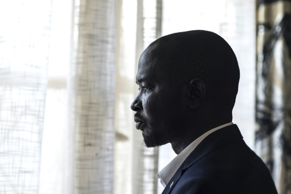 Le militant guinéen Abdoul Sacko, lors d'une interview avec l'AFP à Dakar, le 5 mars 2026 au Sénégal.