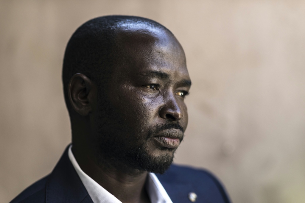 Le militant guinéen Abdoul Sacko, plus d'un an après son enlèvement en Guinée par des hommes armés, lors d'une interview avec l'AFP, le 5 mars 2026 à Dakar, au Sénégal.