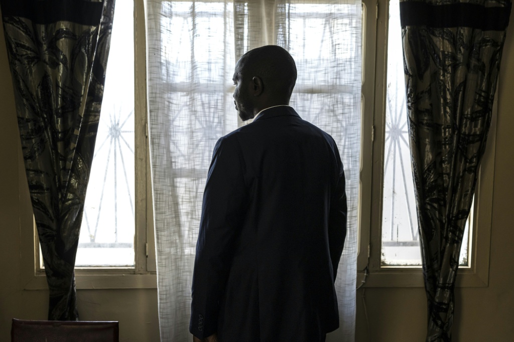 Le militant guinéen Abdoul Sacko, lors d'une interview avec l'AFP à Dakar, le 5 mars 2026 au Sénégal.