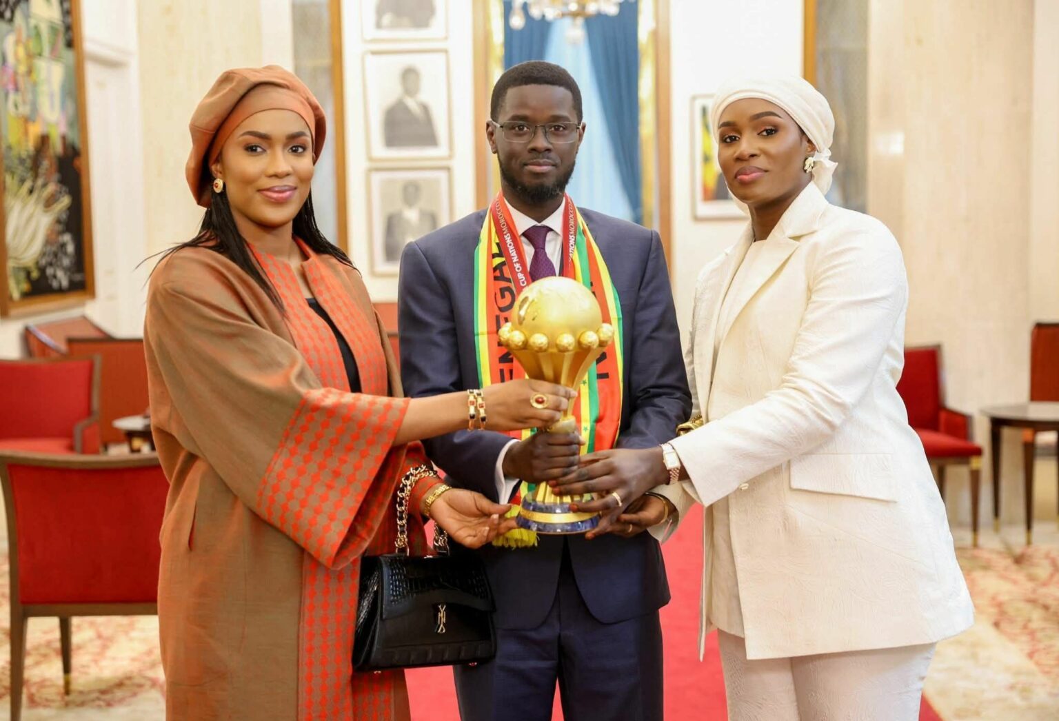 Le Président Sénégalais Diomaye Faye et ses deux épouses