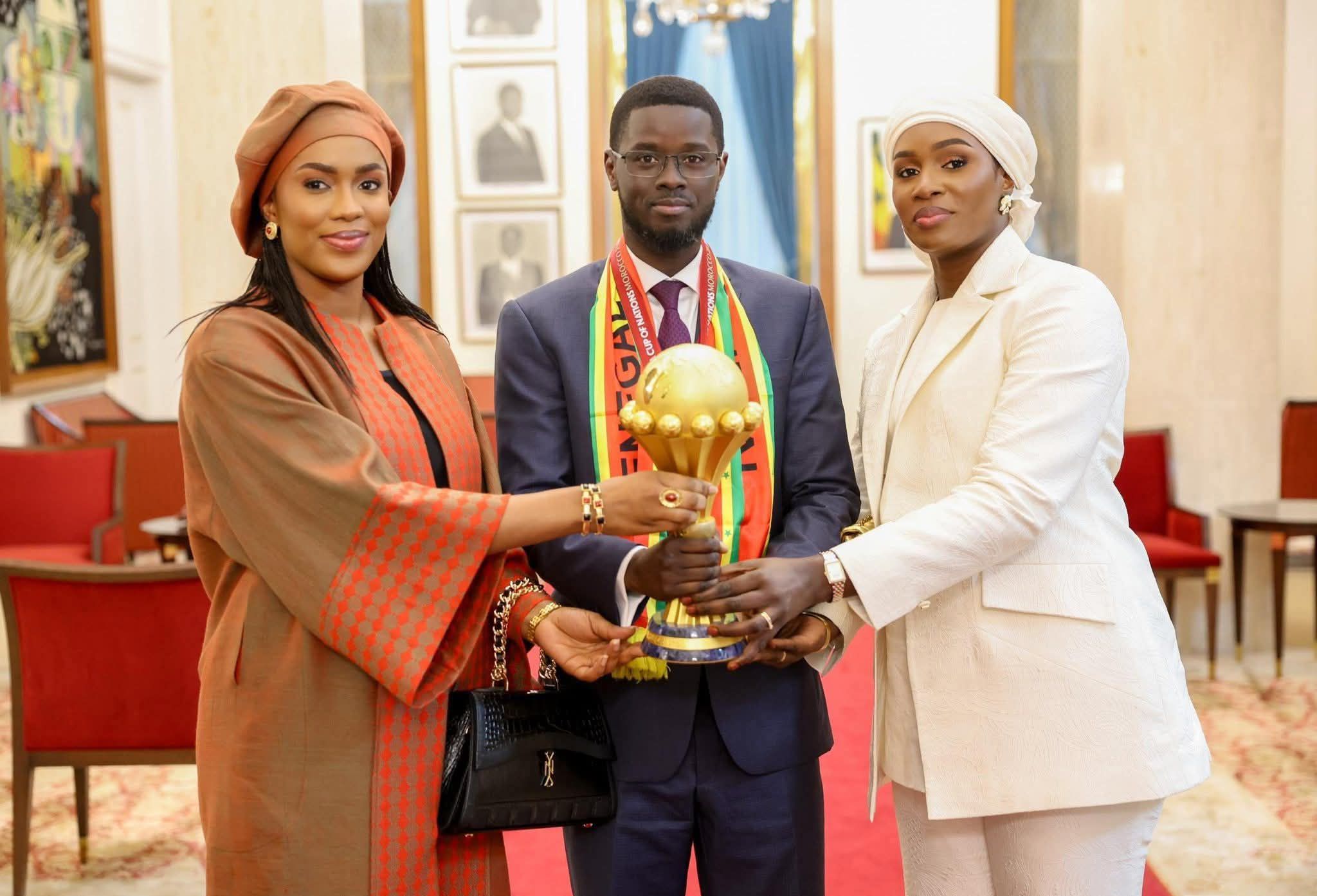 Le Président Sénégalais Diomaye Faye et ses deux épouses