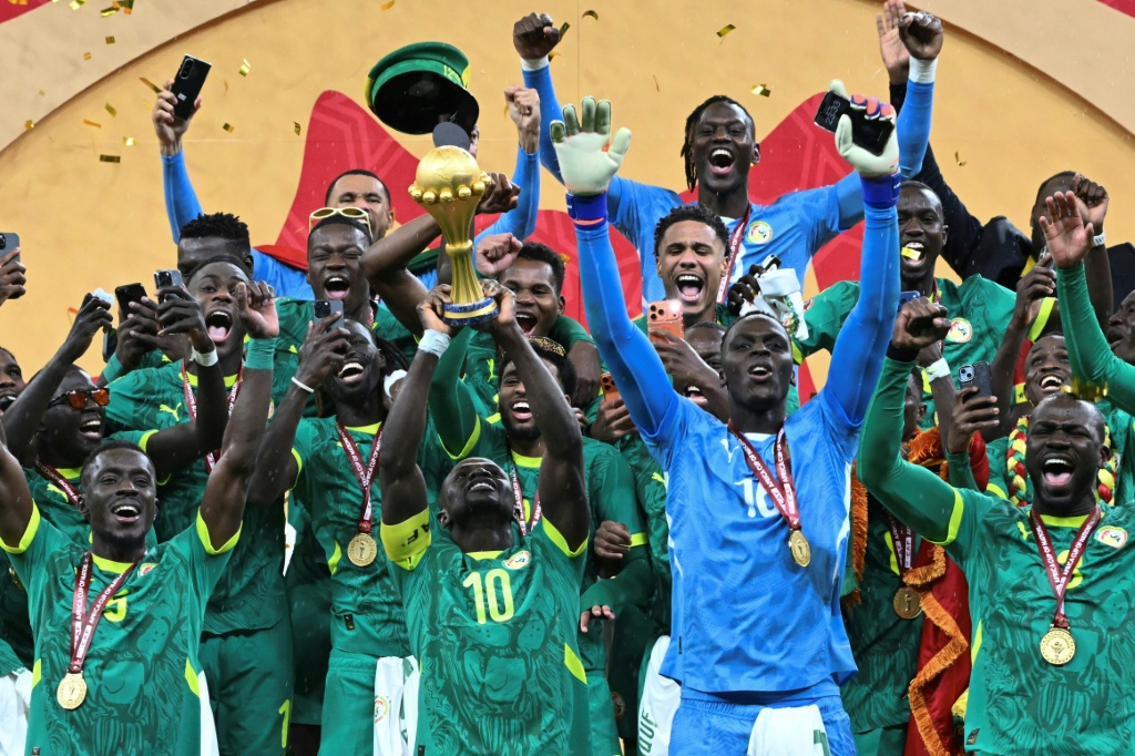 L'équipe sénégalaise célèbre sa victoire après avoir remporté la finale de la Coupe d'Afrique des Nations contre le Maroc au Stade 'Prince Moulay Abdellah' de Rabat, le 18 janvier 2026.