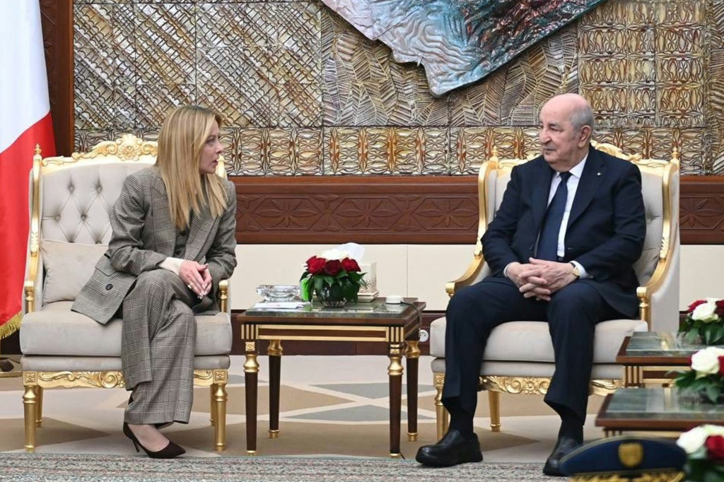 Photo distribuée par la Présidence algérienne montrant le Chef de l'Etat Abdelmadjid Tebboune et la Première ministre italienne, Giorgia Meloni, le 25 mars 2026 à Alger.