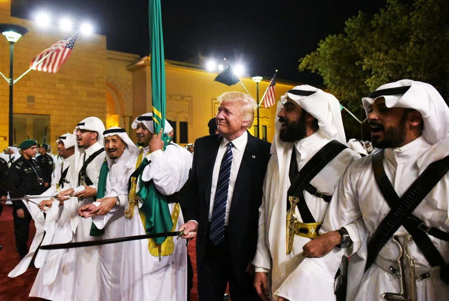 Le Président américain Donald Trump exécute une danse traditionnelle arabe au Proche-Orient (photo, Washington Post).