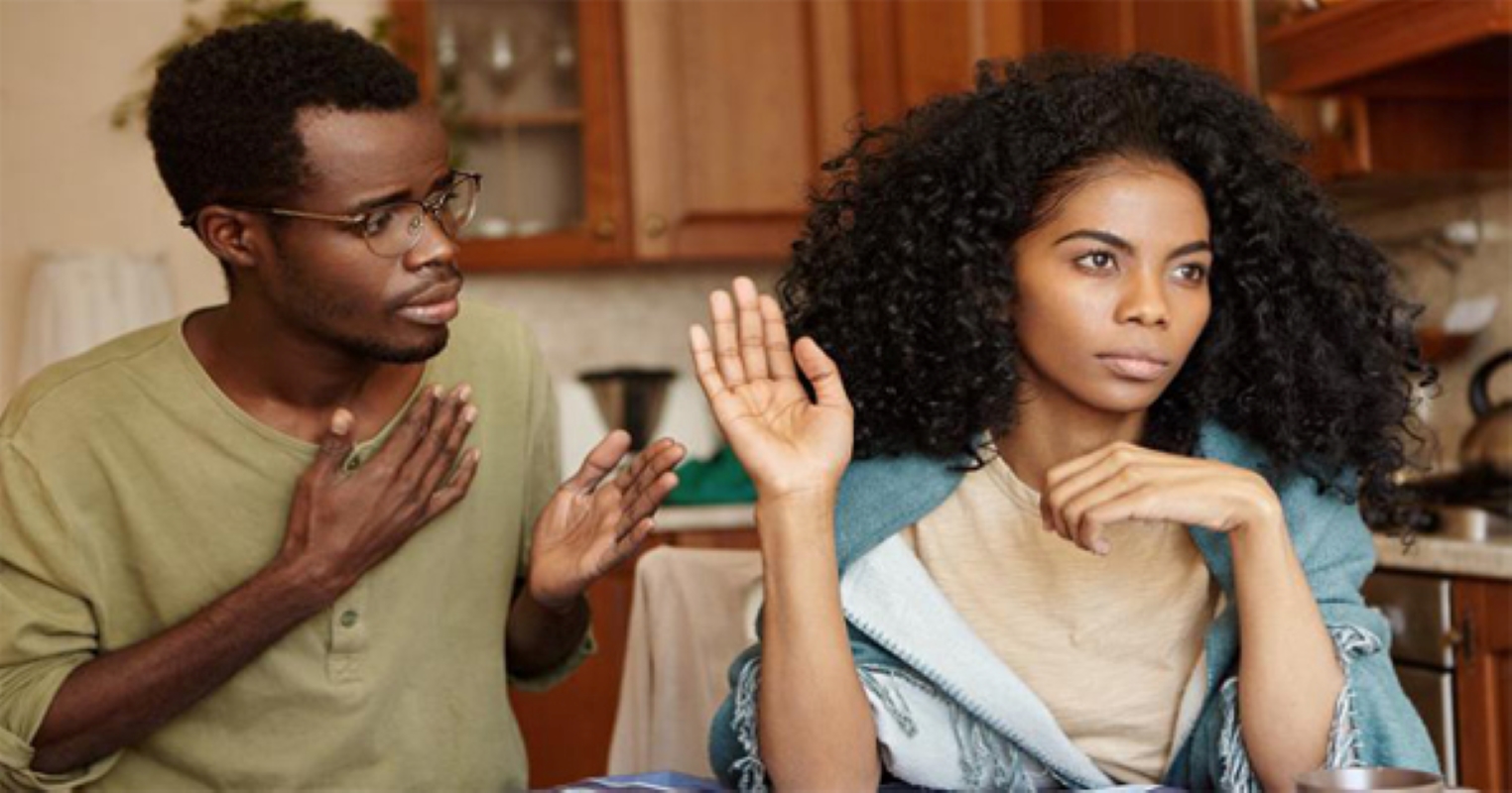 Un homme infidèle à sa femme essayant de se justifier