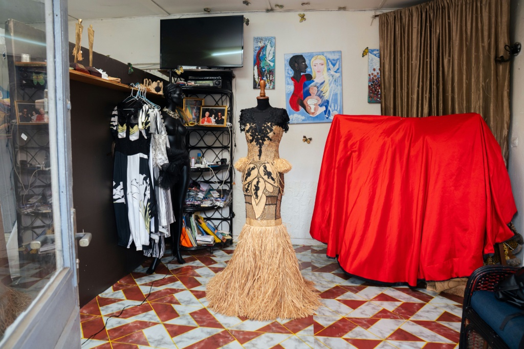 Vue d'ensemble d'une robe en raphia créée par le styliste gabonais Chouchou Lazare, dans son atelier à Libreville, le 9 février 2026.