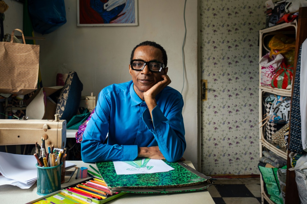 Le créateur de mode gabonais Chouchou Lazare pose dans son atelier à Libreville, le 9 février 2026.