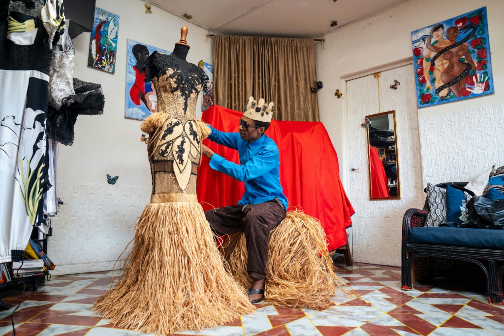 Le créateur de mode gabonais Chouchou Lazare fait les derniers ajustements à une robe en raphia dans son atelier à Libreville, le 9 février 2026.