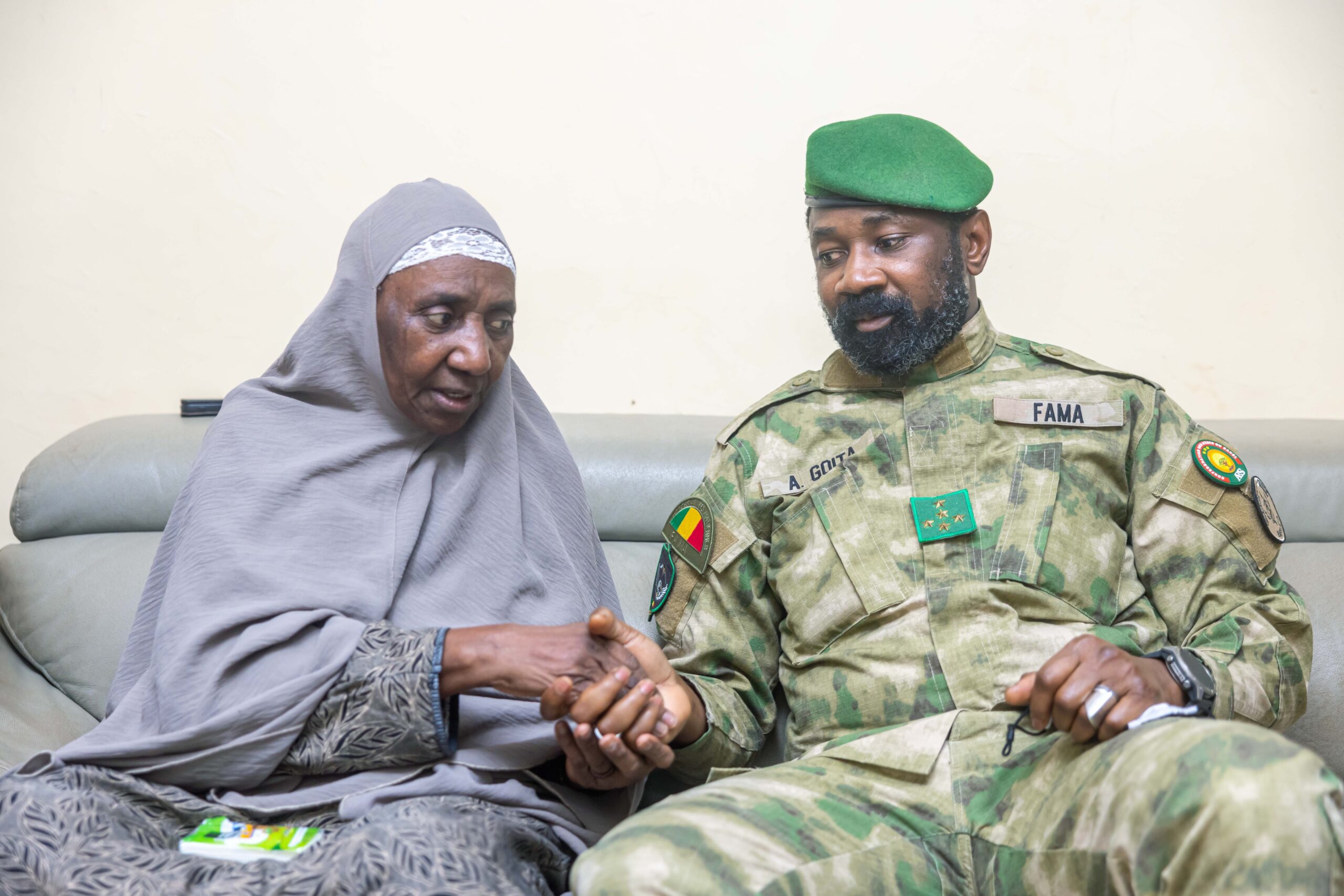 Attaques du 25 avril au Mali: visite du Président de la Transition aux blessés et condoléances à la famille du Général de corps d’Armée Sadio Camara.