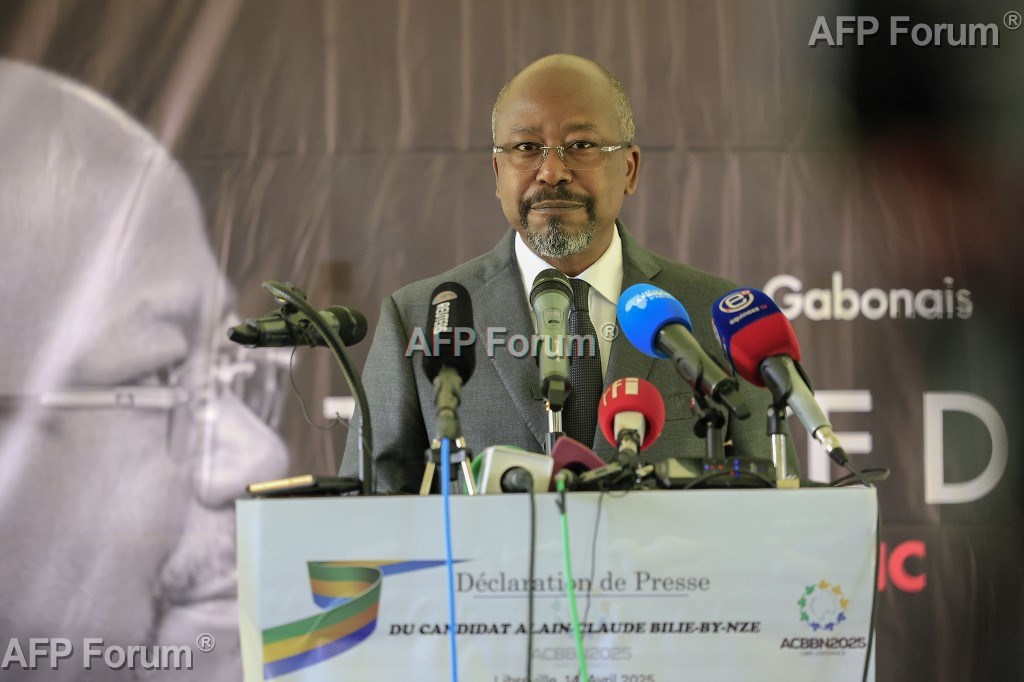 L'opposant gabonais Alain-Claude Bilie-By-Nze lors d'une conférence de presse à Libreville le 14 avril 2025.