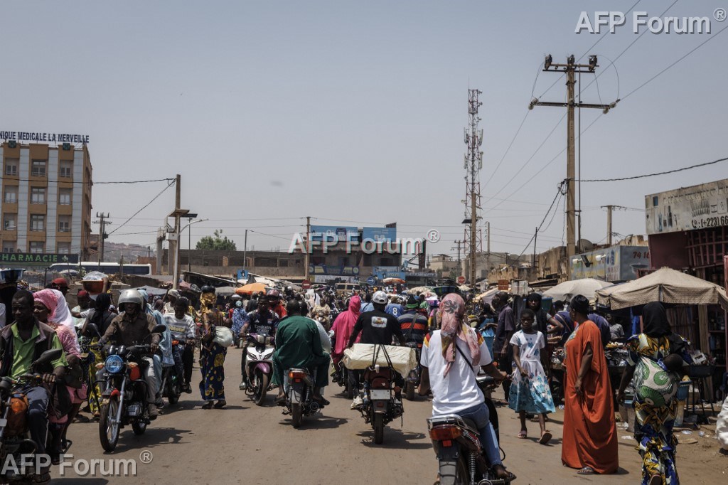 Vue générale de la circulation devant le marché de Yirimadjo, à Bamako, la capitale du Mali, le 26 avril 2026.