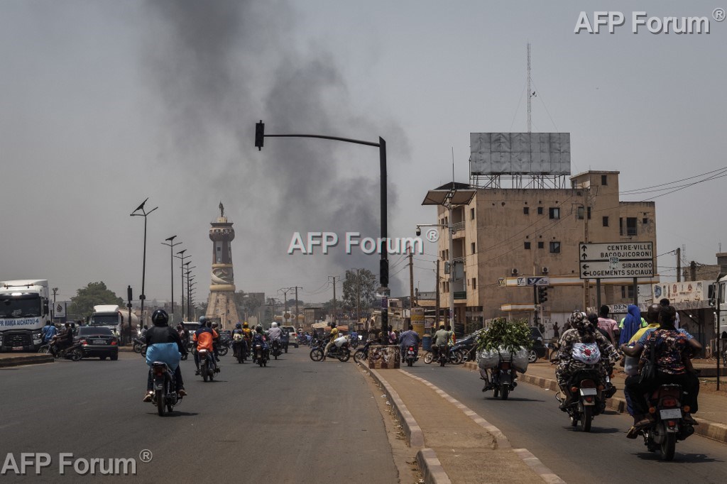 Une colonne de fumée s'élève depuis un quartier de Bamako, le 26 avril 2026.