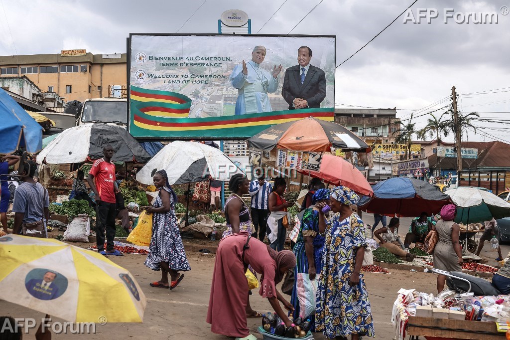 Les portraits du pape Léon XIV (g) et du Président camerounais Paul Biya (d) sur une affiche géante à Yaoundé, à la veille de la visite du pape, le 13 avril 2026 au Cameroun.