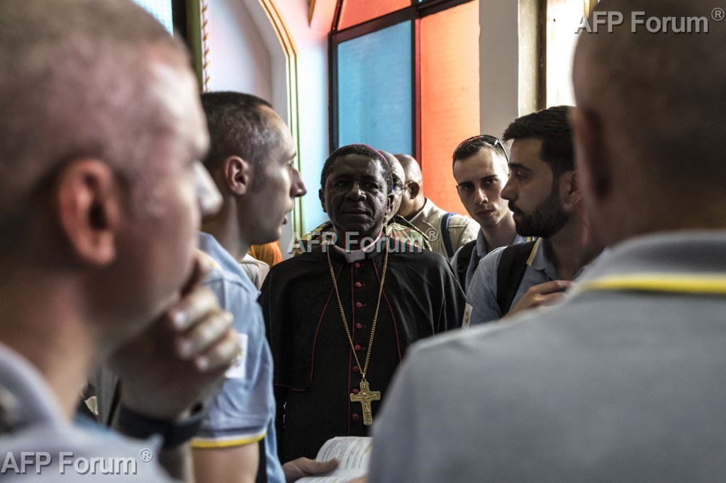 L’archevêque de Bamenda, Andrew Nkea Fuanya (c), accompagné par une délégation du Vatican à la cathédrale métropolitaine Saint-Joseph à Bamenda, le 12 avril 2026, à la veille de la visite du Pape Léon XIV au Cameroun.