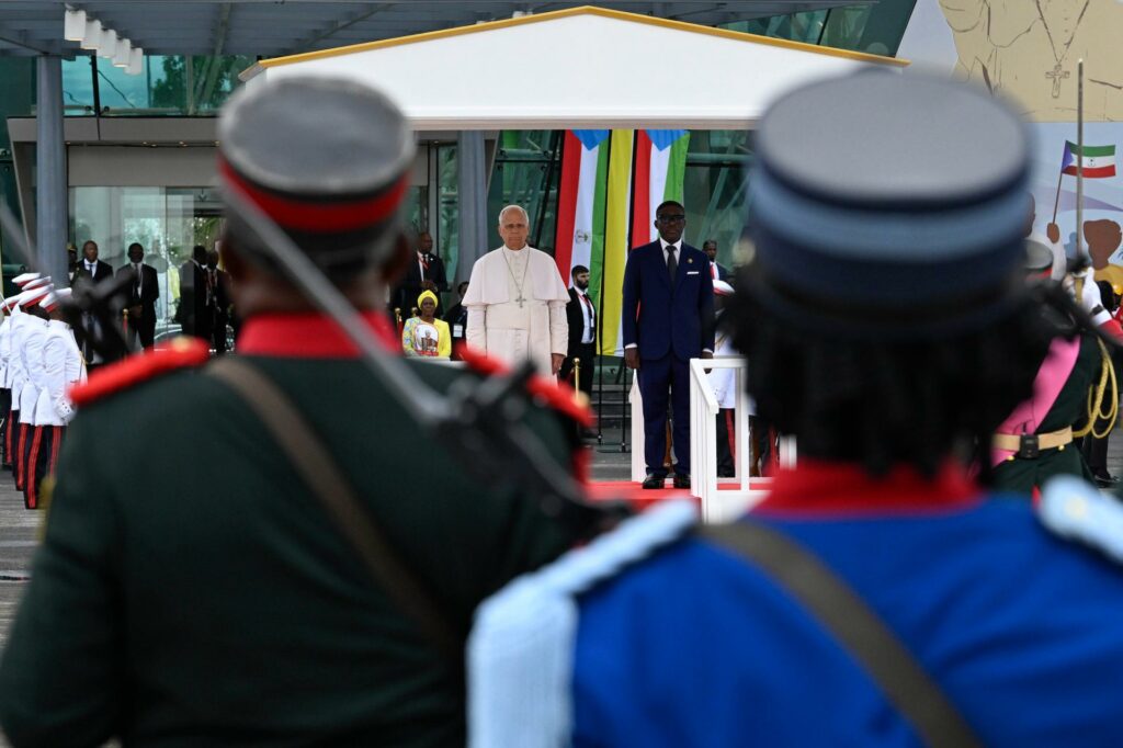 Le pape Léon XIV a achevé ce 23 avril sa tournée africaine par une messe en plein air en Guinée équatoriale (photo, Vatican News).