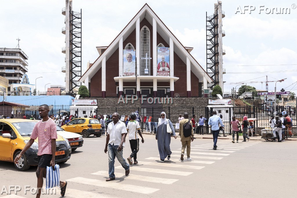 Des portraits du pape Léon XIV exposés sur la façade de la cathédrale Notre-Dame-des-Victoires à Yaoundé, le 8 avril 2026 au Cameroun.