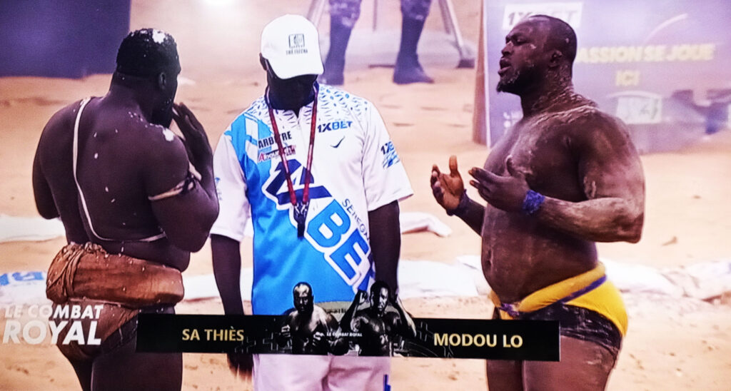 Sa Thiès (g) est le nouveau «roi des arènes» du Sénégal, après un combat supersonique, ce 05 avril, face au grand favori Modou Lô (photo, DR).