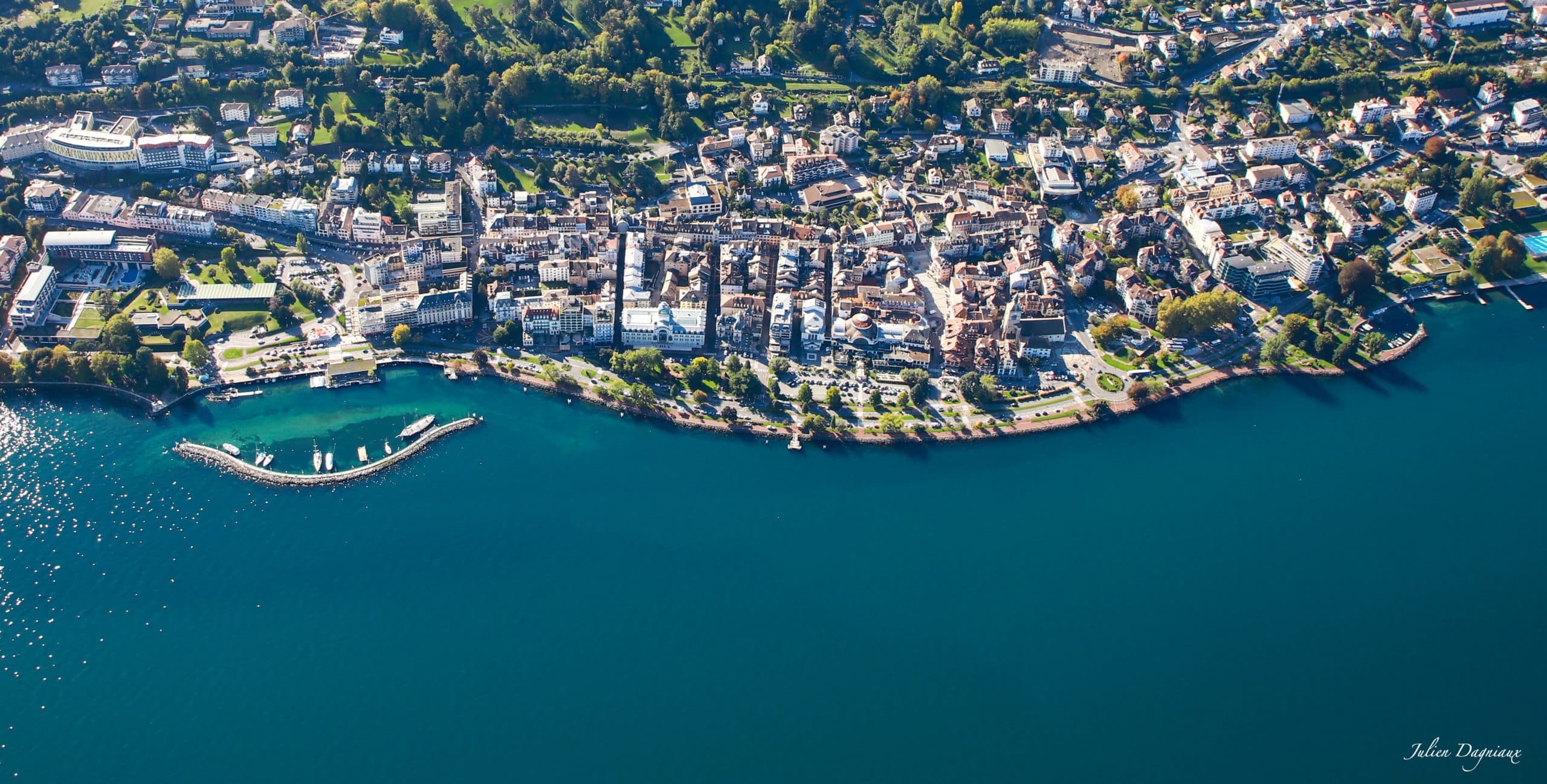 Évian-les-Bains, simplement appelée Évian, est une Commune française de Haute-Savoie (en région Auvergne-Rhône-Alpes).