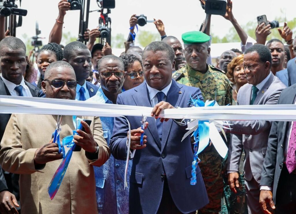 Faure Gnassingbé en train de couper le ruban des nouvelles infrastructures à Kara ce 24 avril (photo, DR).