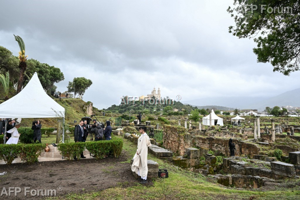 Le Pape Léon XIV (à gauche) prie lors d’une visite sur le site archéologique d’Hippone, à Annaba, le 14 avril 2026.