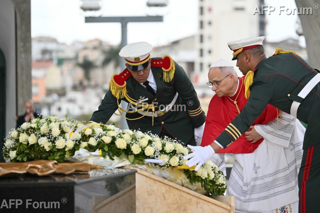Le Pape Léon XIV dépose une gerbe de fleurs lors de sa visite au monument aux martyrs du Maqam Echahid à Alger, le 13 avril 2026.