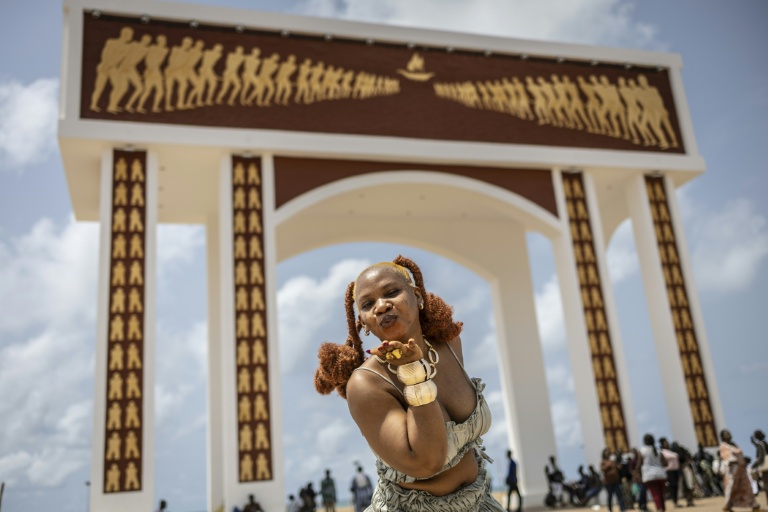 Une visiteuse devant la "porte du non-retour" à Ouidah, au Bénin, le 6 avril 2026.