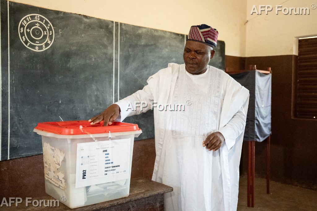 L'enseignant et ex-ministre Paul Hounkpè vote lors de l'élection présidentielle au Bénin, le 12 avril 2026 à Lobogo.
