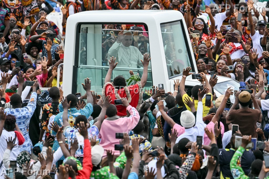 Le pape Léon XIV (c) salue la foule depuis sa papamobile à son arrivée à l'aéroport de Bamenda pour célébrer une messe, le 16 avril 2026 au Cameroun.