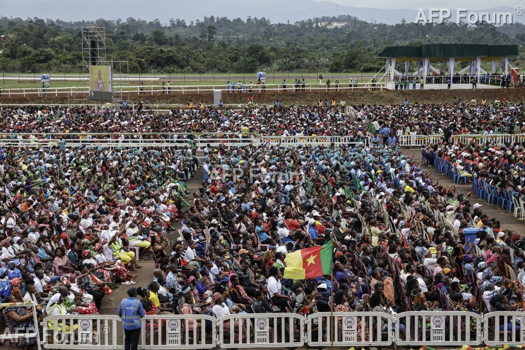 Des Camerounais assistent à la messe célébrée par le pape Léon XIV à l'aéroport de Bamenda, le 16 avril 2026.
