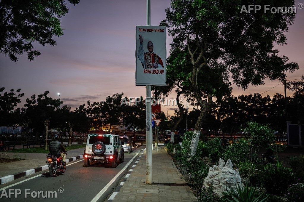 Des automobilistes passent devant une affiche souhaitant la bienvenue au pape Léon XIV avant sa visite en Angola, à Luanda, le 17 avril 2026.