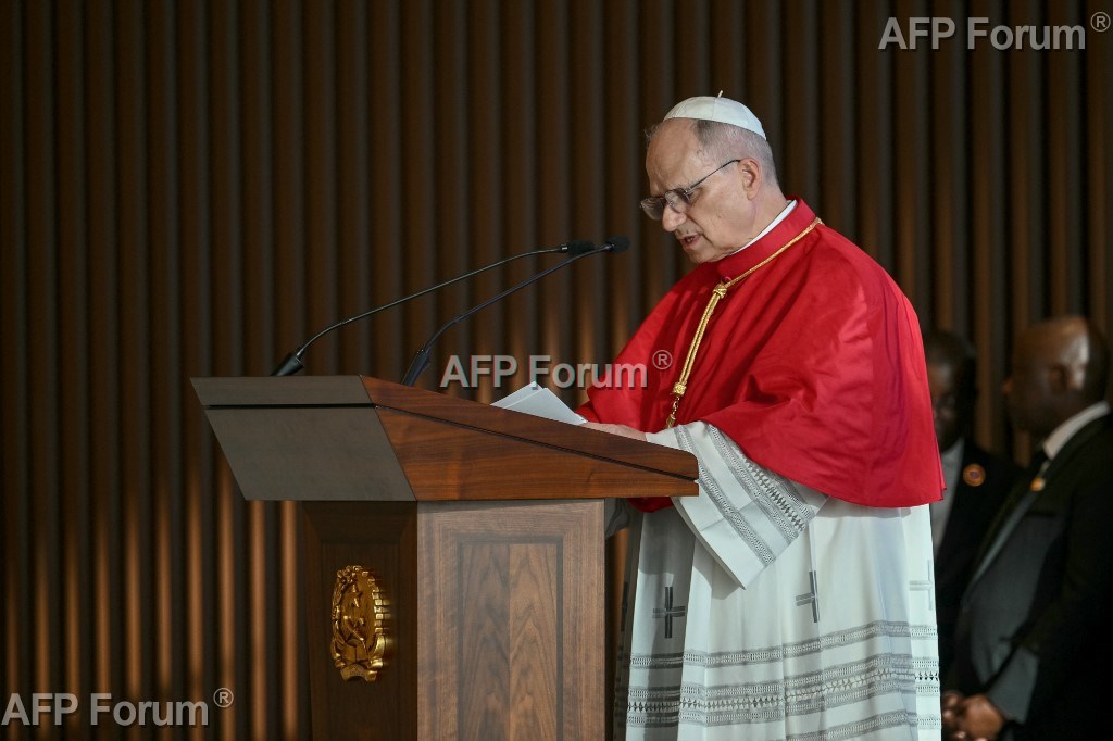 Le pape Léon XIV s'exprime devant les autorités et la société civile angolaise, le 18 avril 2026 à Luanda, lors de la troisième étape de sa tournée marathon de 11 jours en Afrique.