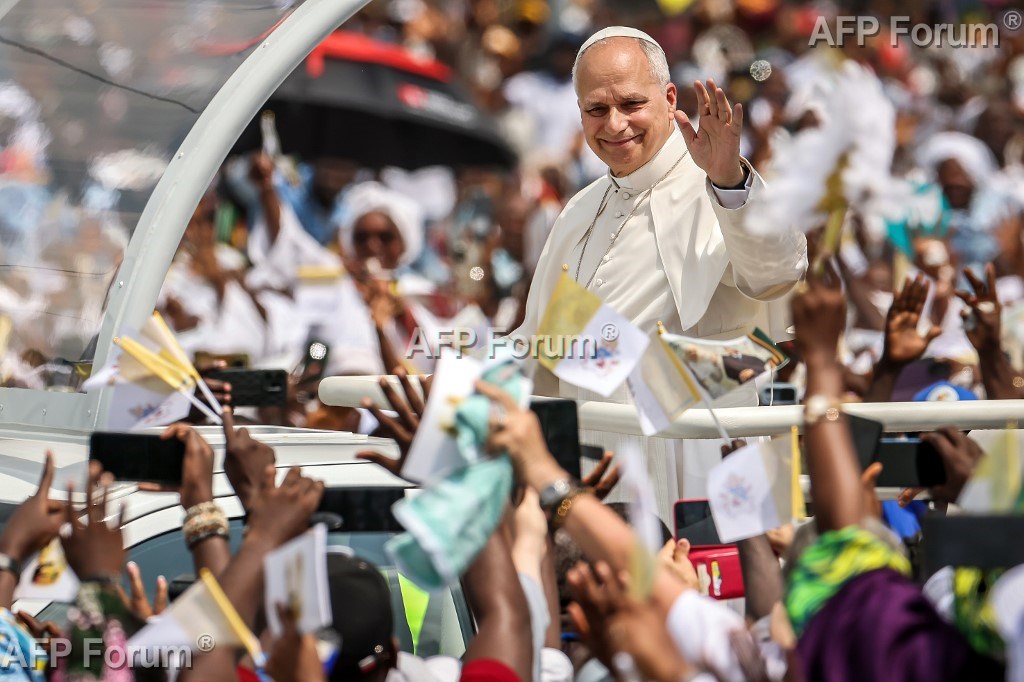 Le pape Léon XIV salue la foule depuis la papamobile à son arrivée pour célébrer la messe à Douala, au Cameroun, le 17 avril 2026.