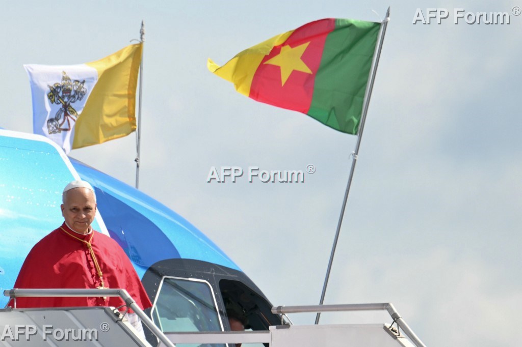 Le pape Léon XIV arrive au Cameroun, deuxième étape de sa tournée africaine, à Yaoundé, le 15 avril 2026.