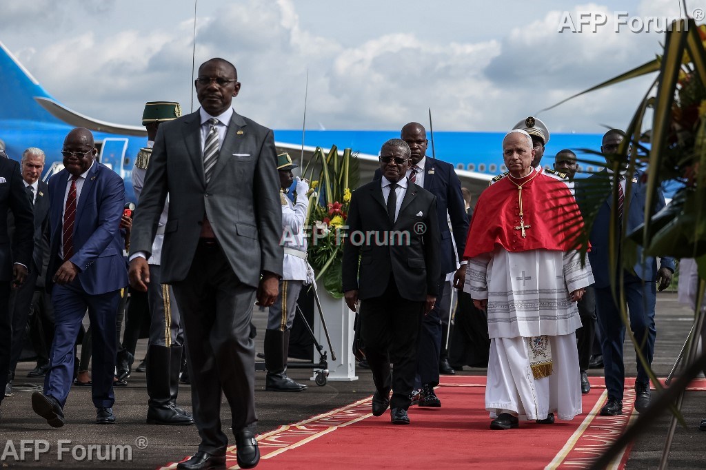 Le pape Léon XIV arrive au Cameroun, deuxième étape de sa tournée africaine, à Yaoundé, le 15 avril 2026.