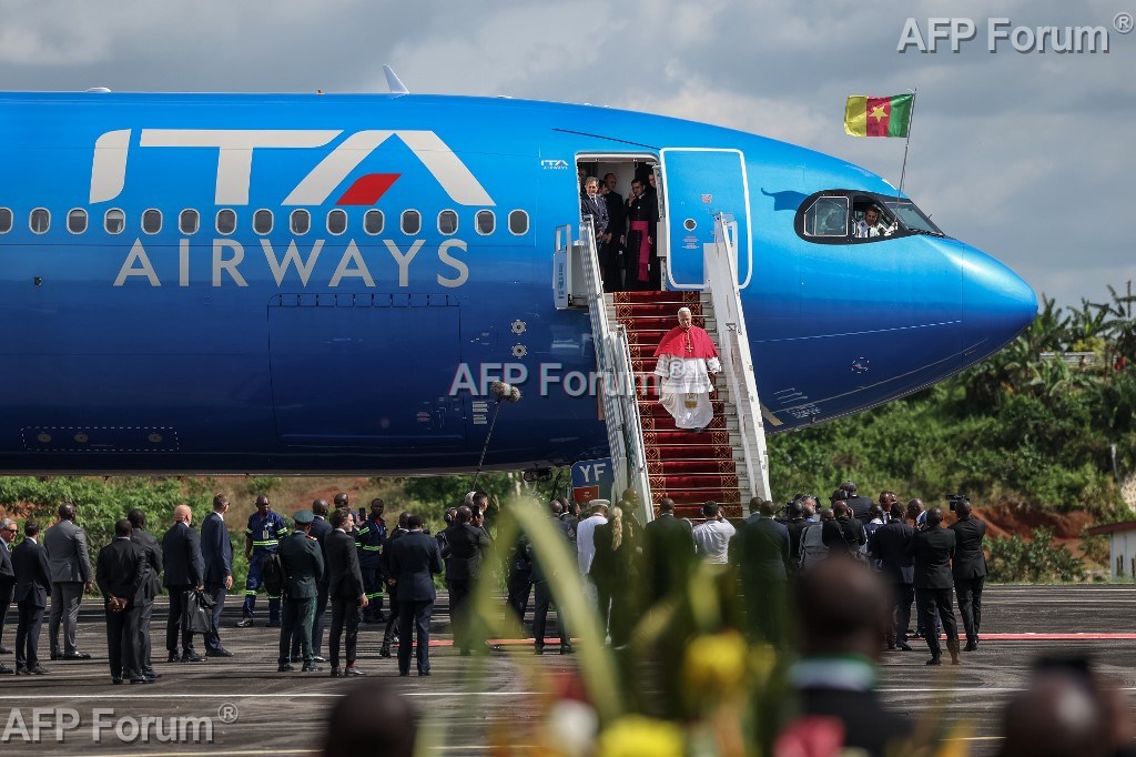 Le pape Léon XIV arrive au Cameroun, deuxième étape de sa tournée africaine, à Yaoundé, le 15 avril 2026.