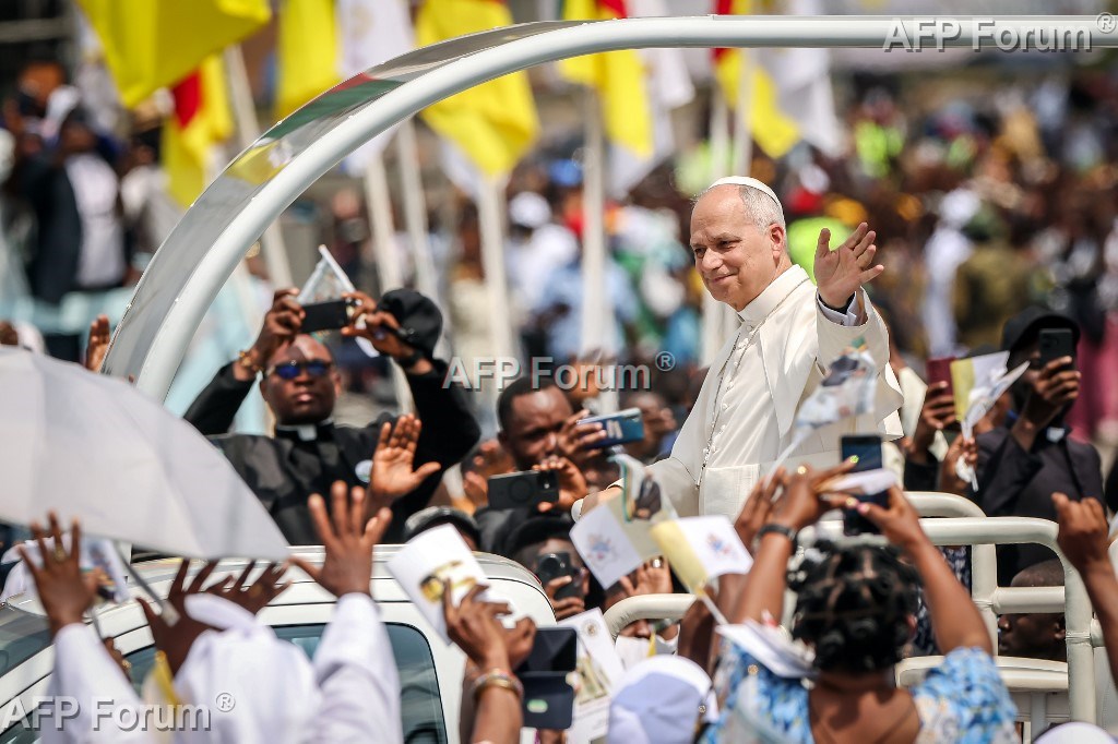 Le Pape Léon XIV salue la foule depuis la papamobile à son arrivée pour célébrer la messe sur le parvis du Stade Japoma à Douala, au cinquième jour d'un voyage apostolique de 11 jours en Afrique, le 17 avril 2026.