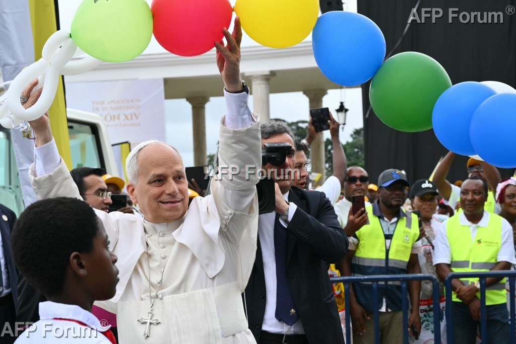 Le pape reçoit des ballons de la part d'enfants à Mongomo, en Guinée équatoriale, le 22 avril 2026.